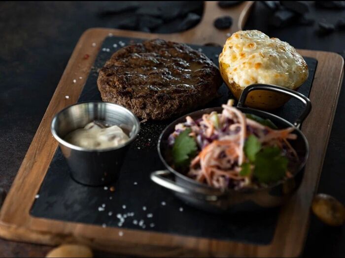 Бифштекс из мраморной говядины с салатом коул-слоу и картофелем Айдахо