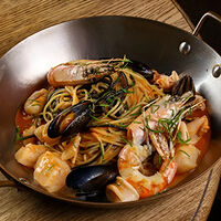 Черно-белые спагетти с морепродуктами в томатном соусе