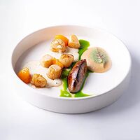 Морские гребешки, запеченный лук-порей, мусс из пармезана и чипсы из топинамбура