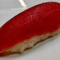 Суши с тунцом