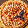 Фото к позиции меню Пицца с индейкой и соусом песто