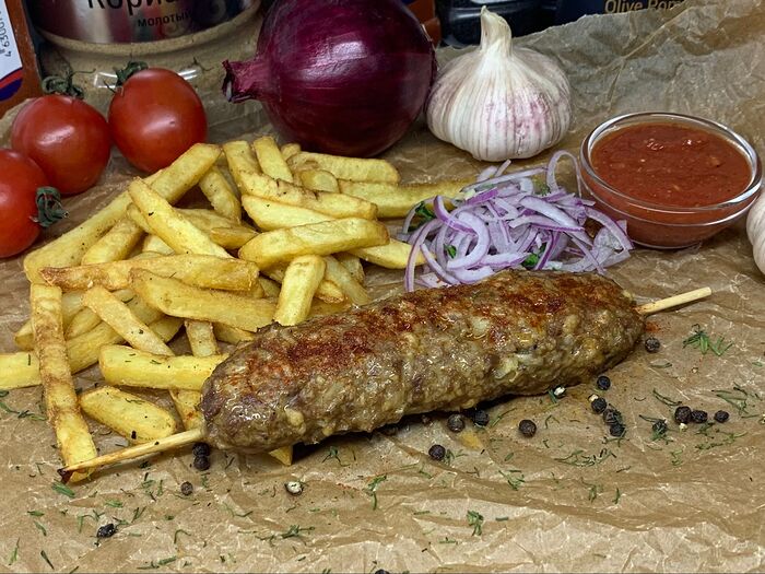 Люля-кебаб из баранины с картофелем фри и красным луком