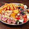 Фото к позиции меню Стейк с тунцом, греческим салатом и фри