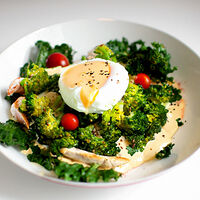 Салат с брокколи и яйцом пашот