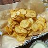 Фото к позиции меню Картофельные чипсы с паприкой и соусом блю чиз