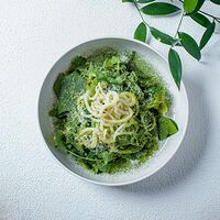 Зеленый салат с кальмаром