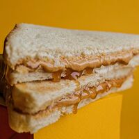 Сандвич с арахисовой пастой и солёной карамелью