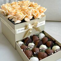 Клубника в шоколаде в шкатулке с бежевыми розами Любовь 16 ягод и 19 роз