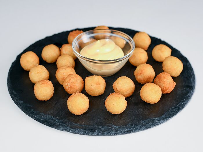 Картофельные шарики с сырным соусом