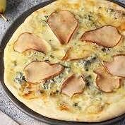 Пицца с грушей и сыром с голубой плесенью