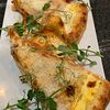 Фото к позиции меню Кальцоне (закрытая пицца) С Ветчиной индейки, сыром, шампиньонами и томатным соусом пронто