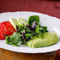 Зелёный салат с авокадо и томатами