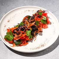 Овощной салат в азиатском стиле с говядиной