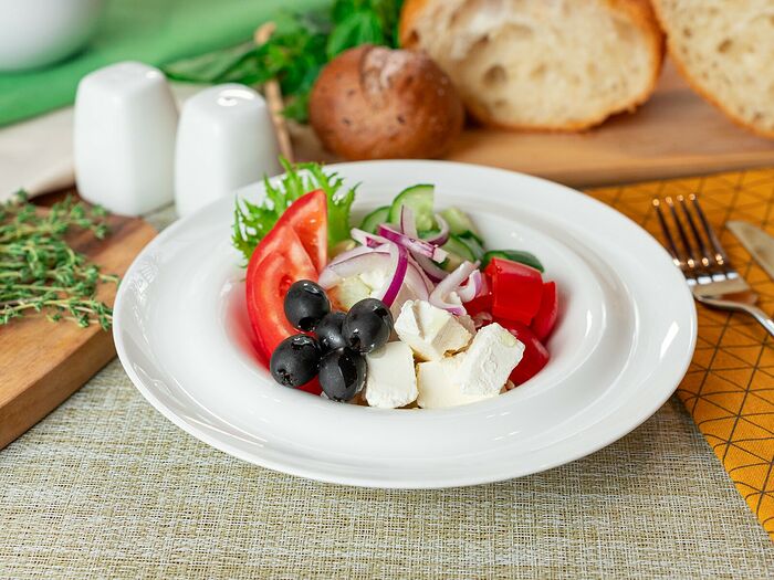 Салат «Греческий» со свежими овощами и брынзой