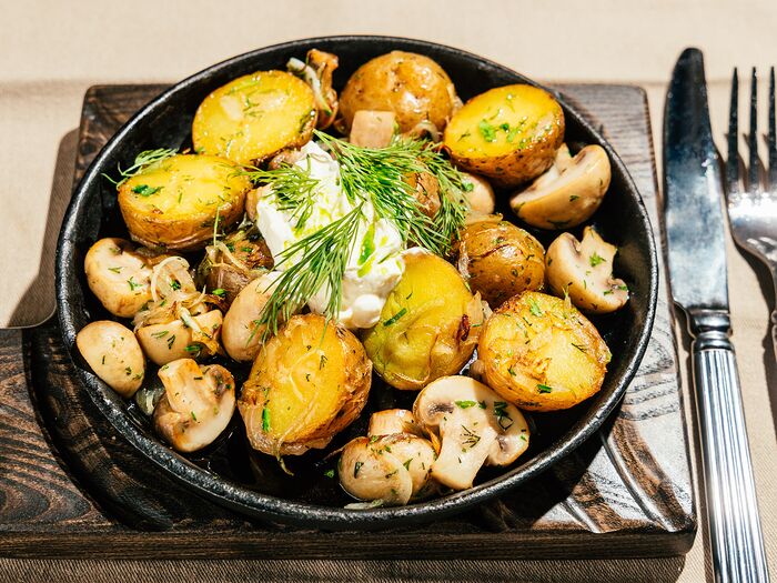Запечённый картофель с грибами в сметанном соусе