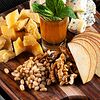 Фото к позиции меню Ассорти сыров с мёдом и орехами