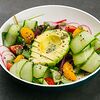 Фото к позиции меню Зеленый салат с половинкой авокадо, семенами чиа и тыквой