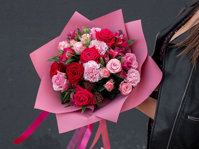 Букет цветов из роз и альстромерии Восторженные взгляды