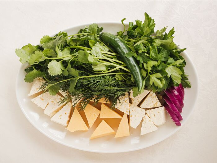 Армянская сырная тарелка с зеленью