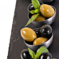 Чёрные оливки и маслины
