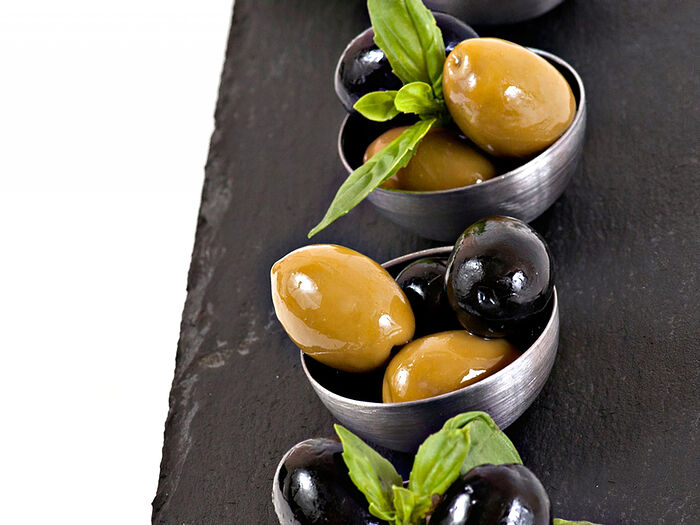 Чёрные оливки и маслины