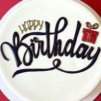 Муссовый торт с надписью Happy birthday