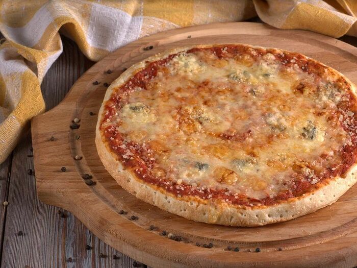 Пицца Четыре сыра с красным соусом