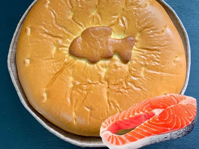 Половинка пирога с красной рыбой