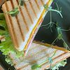 Фото к позиции меню Сэндвич с окороком на белом хлебе
