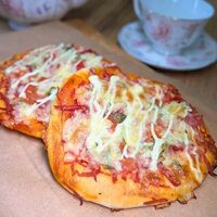 Пицца с колбасой и сыром